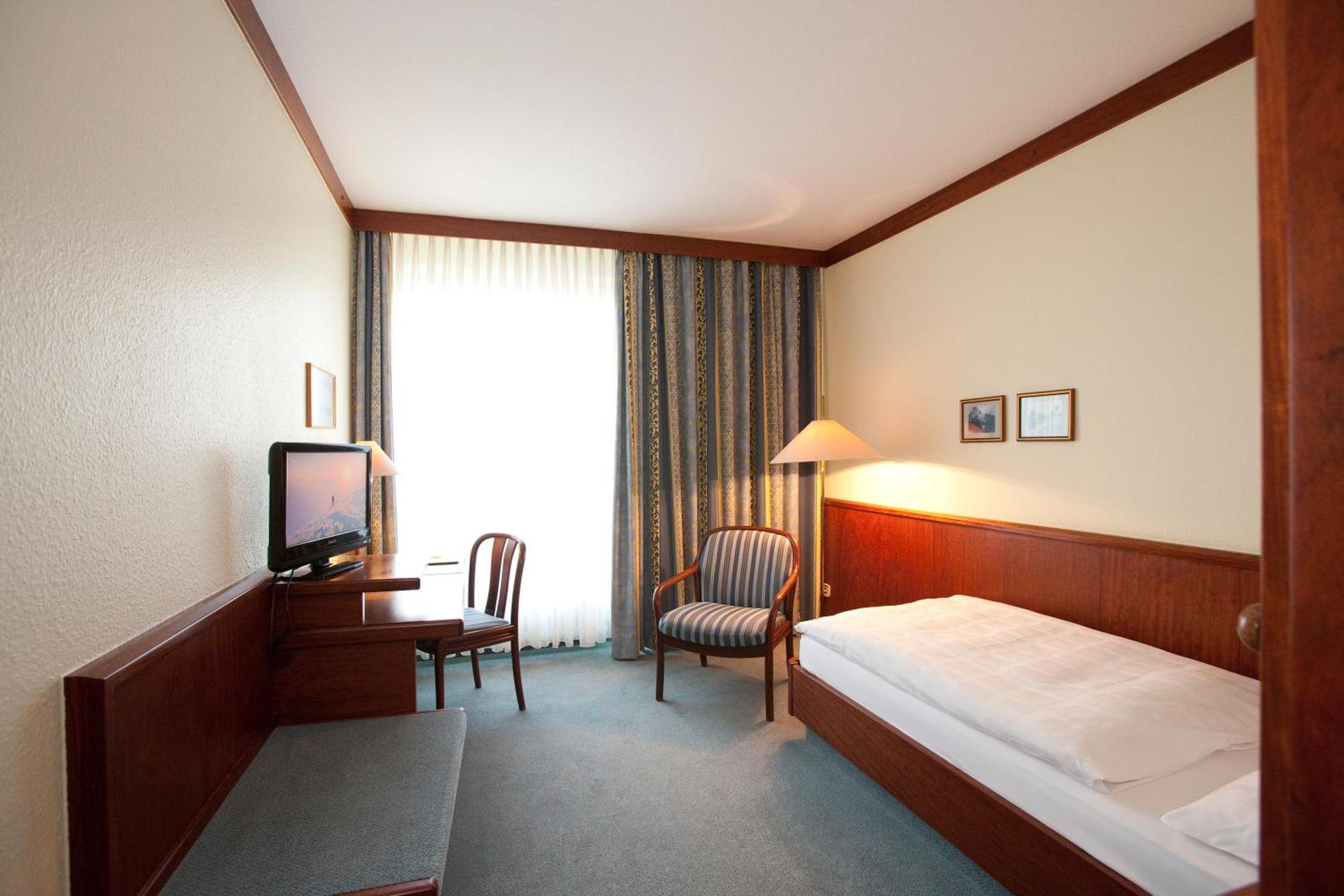 Leine Hotel Pattensen Kültér fotó