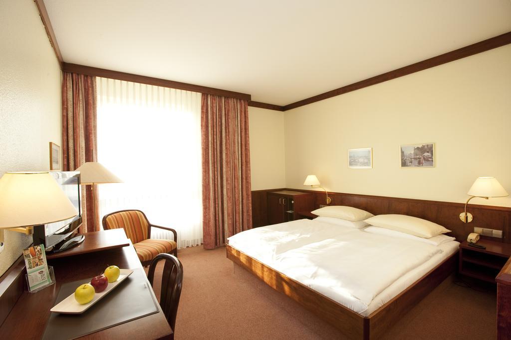 Leine Hotel Pattensen Kültér fotó
